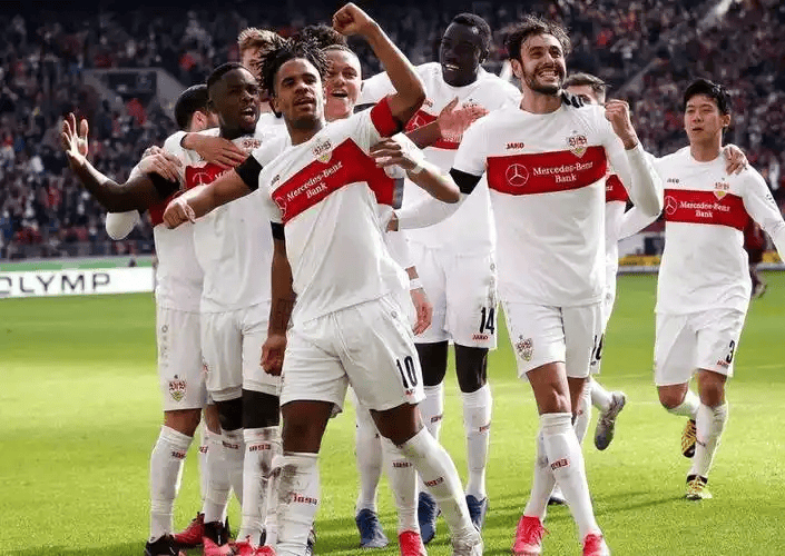 德甲焦点战：斯图加特火力全开，沃夫斯堡深陷保级泥潭谁能突围？